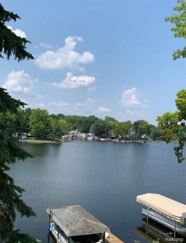front view picture of 774 Central Dr, Lake Orion, MI. 48362
