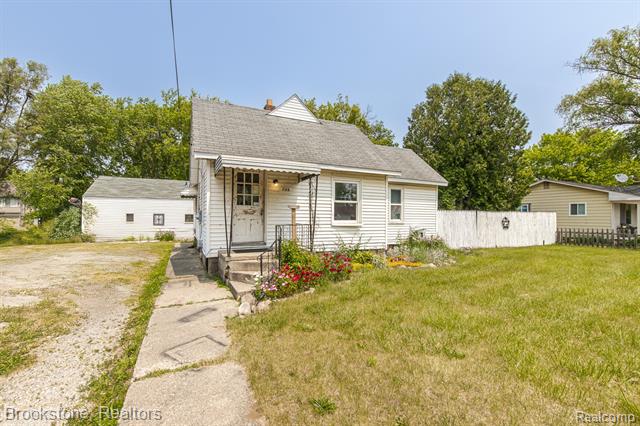 front view picture of 725 E Sherman St, Holly, MI. 48442