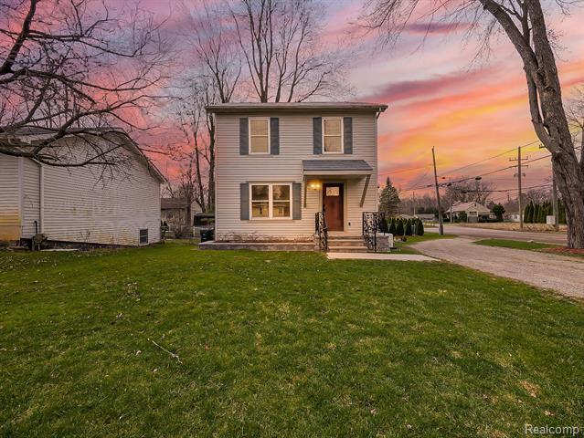 front view picture of 902 Mcclellan Dr, Lake Orion, MI. 48362