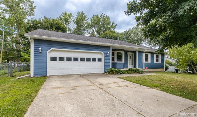 front view picture of 948 Mcclellan Dr, Lake Orion, MI. 48362