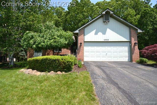 front view picture of 10010 Orchard Ridge Ct, Holly, MI. 48442