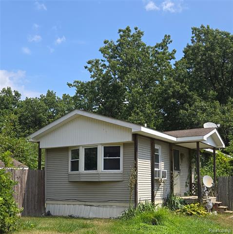 front view picture of 17169 Holly Shores Dr, Holly, MI. 48442