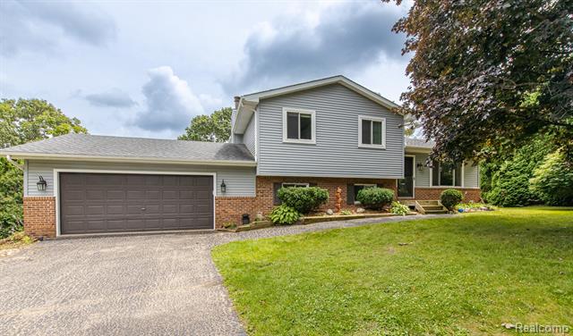 front view picture of 9618 Ridge Top Trl, Clarkston, MI. 48348