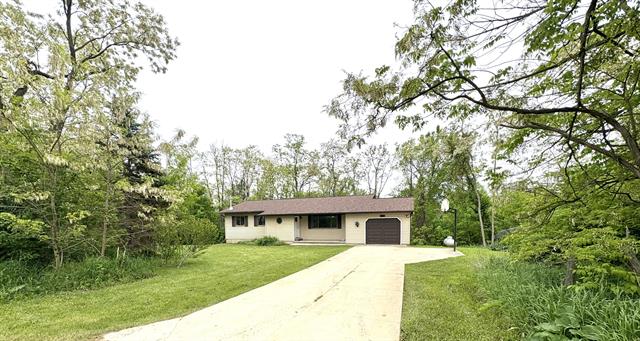 front view picture of 2122 Houser Rd, Holly, MI. 48442