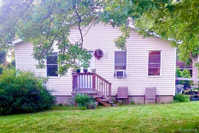 front view picture of 935 Mcclellan Dr, Lake Orion, MI. 48362