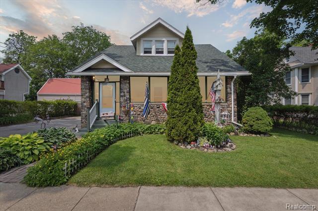 front view picture of 210 Washington St, Holly, MI. 48442