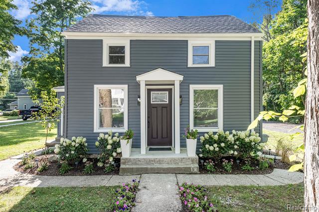 front view picture of 210 Legrande St, Holly, MI. 48442