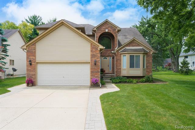 front view picture of 230 E Elizabeth St, Lake Orion, MI. 48362