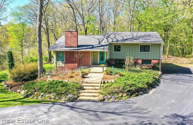 front view picture of 1401 W Predmore Rd, Oakland, MI. 48363