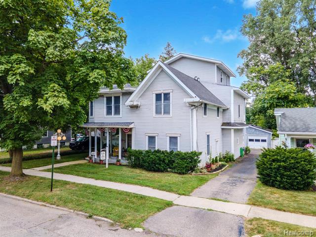 front view picture of 108 College St, Holly, MI. 48442
