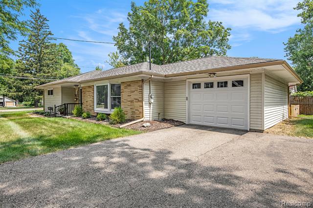 front view picture of 702 E Maple St, Holly, MI. 48442