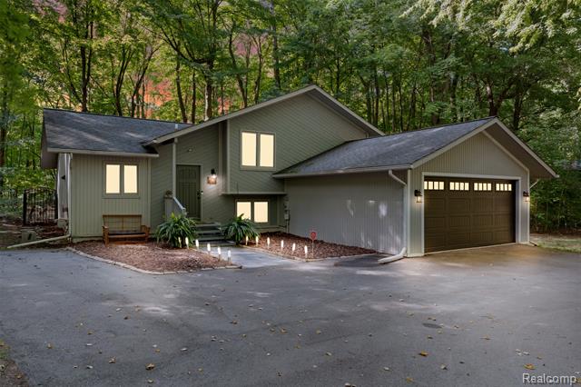 front view picture of 4365 Rose Ct, Lake Orion, MI. 48362