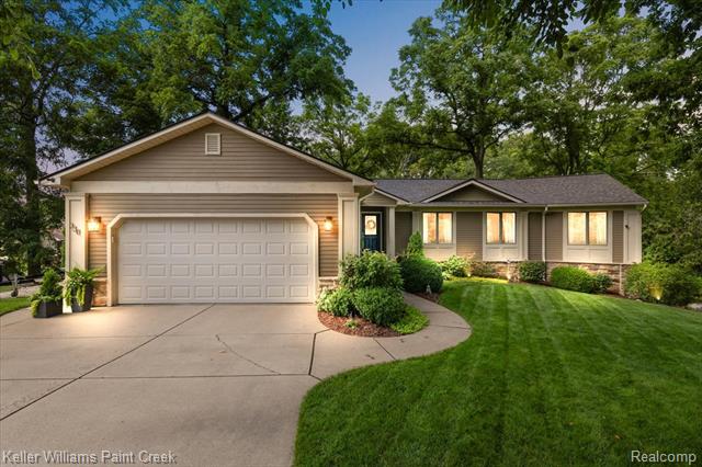 front view picture of 330 Hill St, Lake Orion, MI. 48362