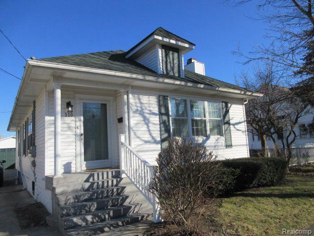 front view picture of 110 1St St, Holly, MI. 48442