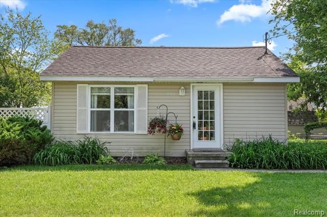 front view picture of 501 Front St, Holly, MI. 48442