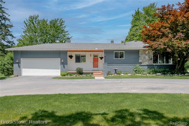 front view picture of 5451 E Holly Rd, Holly, MI. 48442