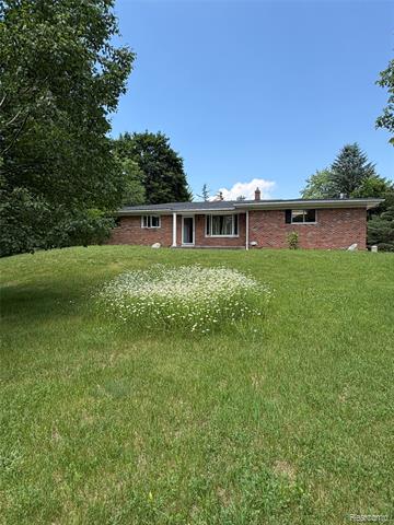 front view picture of 108 Menasha Trl, Lake Orion, MI. 48362