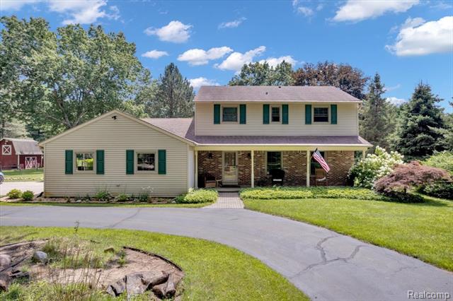 front view picture of 6577 Oak Hill Rd, Ortonville, MI. 48462