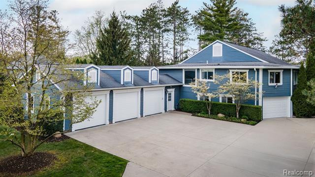 front view picture of 900 Indianwood Rd, Lake Orion, MI. 48362