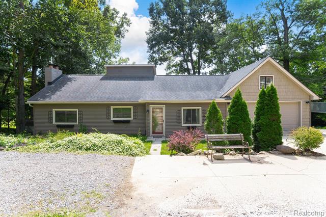 front view picture of 1030 Forest Lake Blvd, Lake Orion, MI. 48362