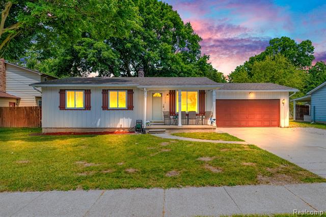 front view picture of 312 Airport Dr, Holly, MI. 48442