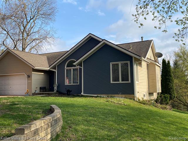 front view picture of 860 Golfview Dr, Lake Orion, MI. 48362