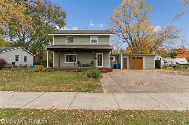 front view picture of 212 Airport Dr, Holly, MI. 48442