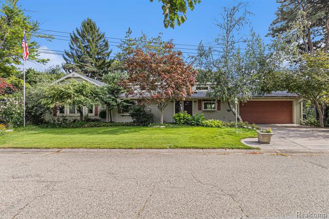 front view picture of 979 Abseguami Trl, Lake Orion, MI. 48362