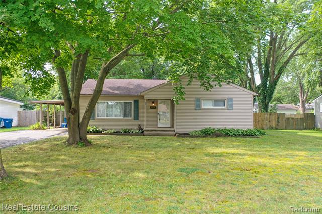 front view picture of 141 Bevin Dr, Holly, MI. 48442