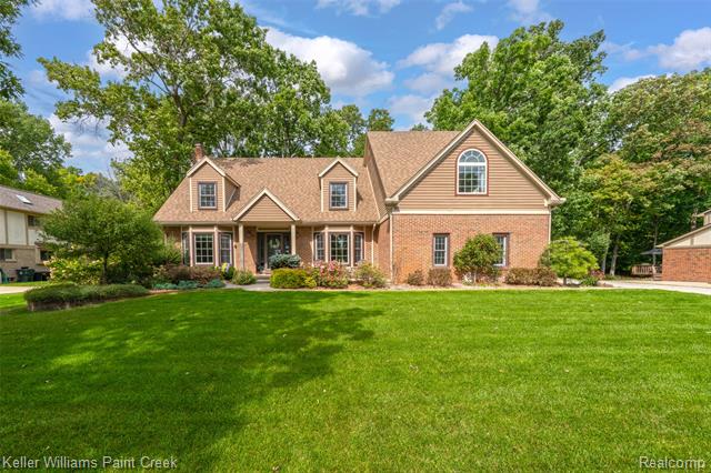 front view picture of 147 Overlake Dr, Lake Orion, MI. 48362