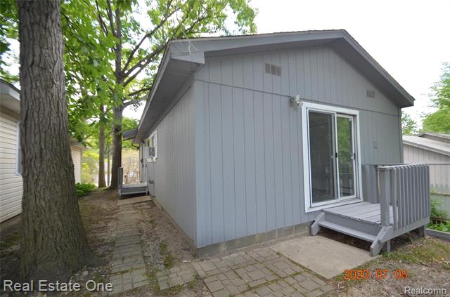 front view picture of 732 N Conklin Dr, Lake Orion, MI. 48362