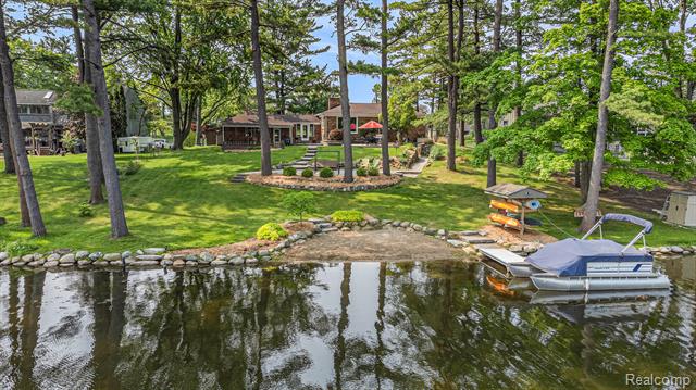 front view picture of 1030 Abseguami Trl, Lake Orion, MI. 48362