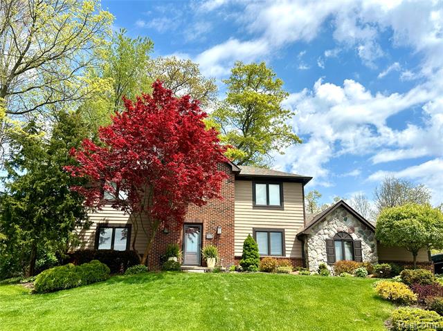 front view picture of 85 Overlake Dr, Lake Orion, MI. 48362
