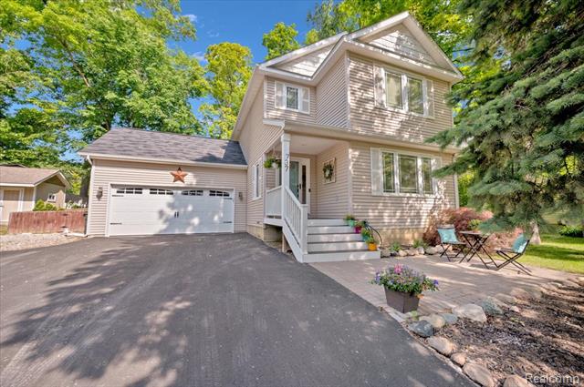 front view picture of 737 Camilla Blvd, Lake Orion, MI. 48362