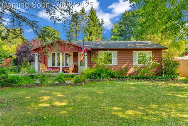 front view picture of 334 Fairfield Ave, Holly, MI. 48442