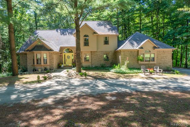 front view picture of 573 Nakomis Trl, Lake Orion, MI. 48362
