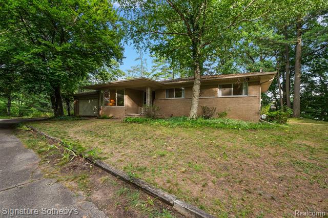 front view picture of 1035 Nakomis Trl, Lake Orion, MI. 48362