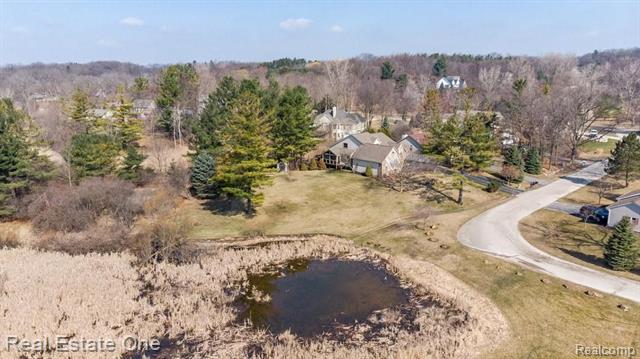 front view picture of 950 Hidden Valley Dr, Lake Orion, MI. 48362