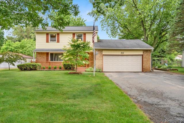 front view picture of 801 Holly Bush Dr, Holly, MI. 48442