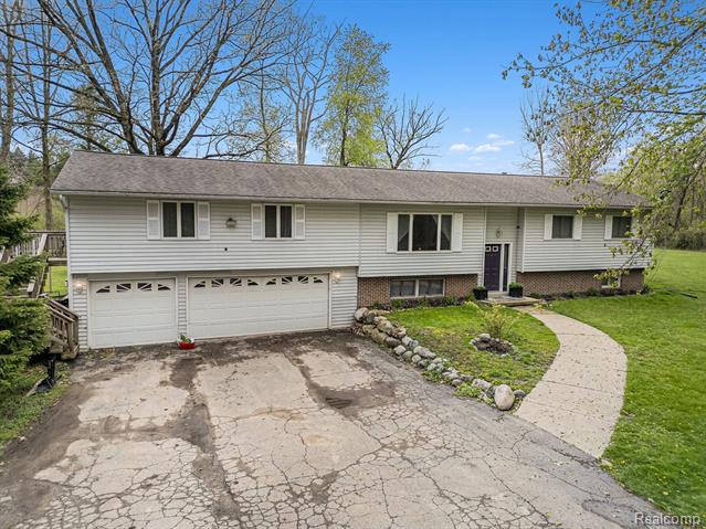 front view picture of 5959 Echo Ln, Oxford, MI. 48371