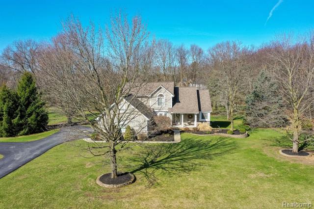 front view picture of 1616 Twin Lakes Blvd, Oxford, MI. 48371