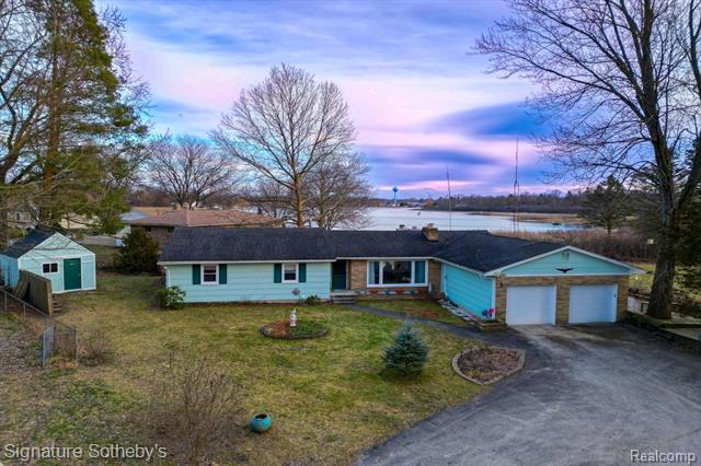 front view picture of 1090 Sunset Dr, Holly, MI. 48442