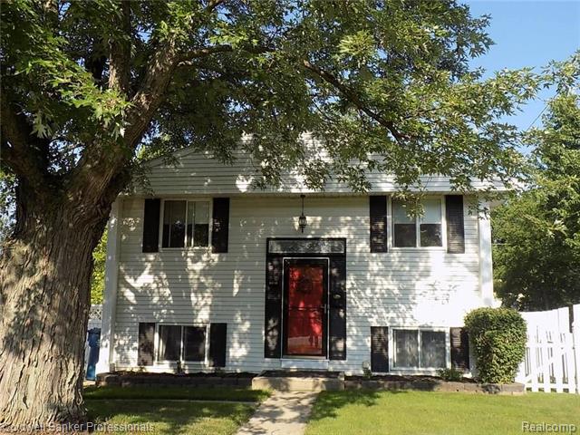 front view picture of 1107 Odessa Dr, Holly, MI. 48442