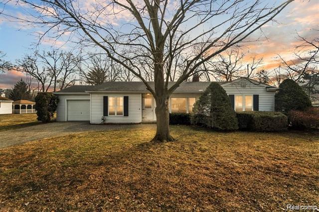 front view picture of 1112 Orchard Dr, Holly, MI. 48442