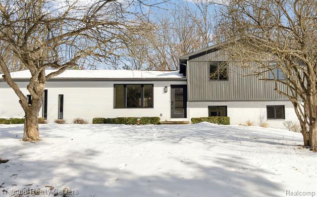 front view picture of 605 Indian Lake Rd, Oxford, MI. 48371
