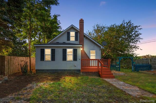 front view picture of 108 Oakwood St, Holly, MI. 48442