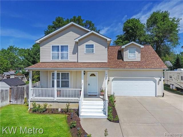 front view picture of 742 Marion Dr, Holly, MI. 48442