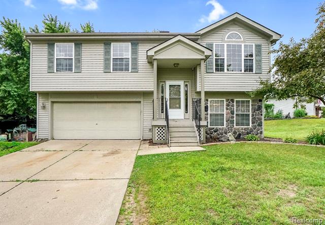front view picture of 3322 Herrington Dr, Holly, MI. 48442