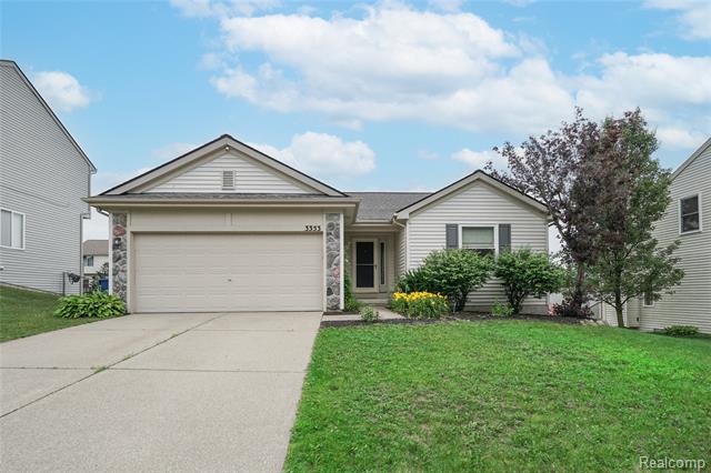 front view picture of 3353 Herrington Dr, Holly, MI. 48442