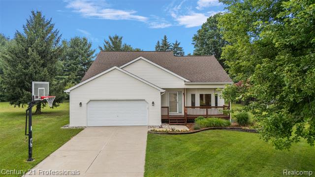 front view picture of 1321 Clear Lake Ct, Oxford, MI. 48371